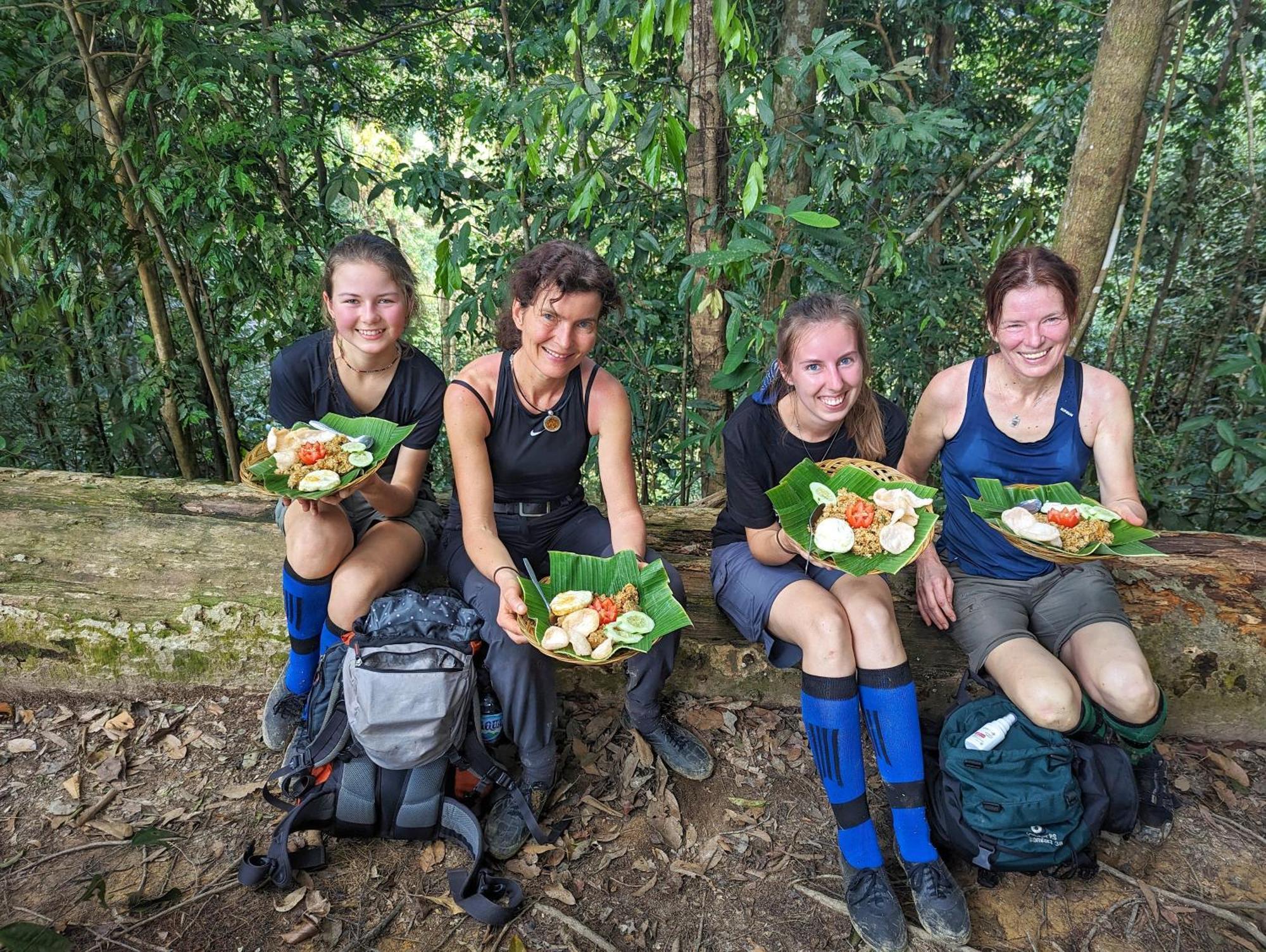 Thejungleguide - Lodges & Treks Bukit Lawang Luaran gambar